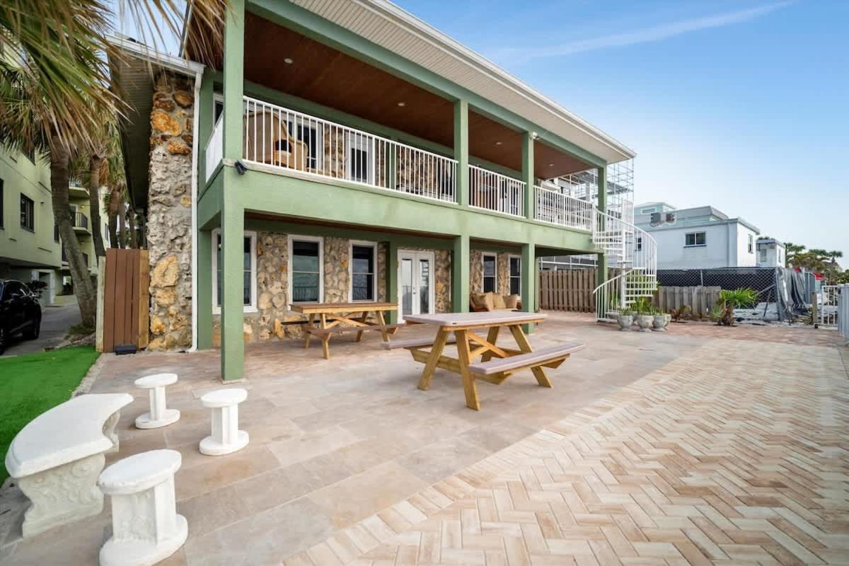 Stones Throw Beachside Bungalow #1 On The Beach クリアウォーター・ビーチ エクステリア 写真