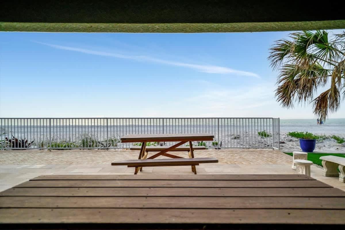 Stones Throw Beachside Bungalow #1 On The Beach クリアウォーター・ビーチ エクステリア 写真
