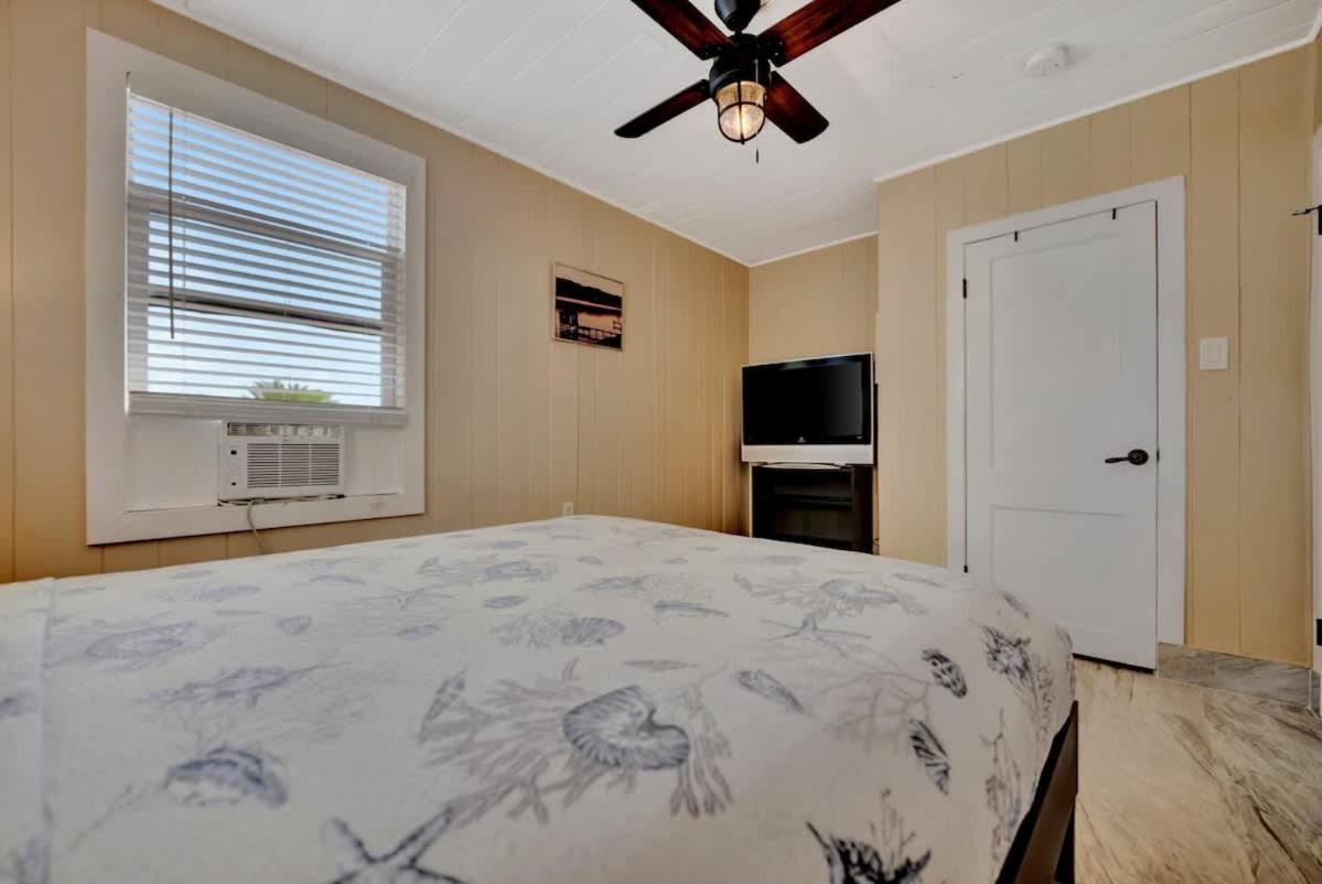 Stones Throw Beachside Bungalow #1 On The Beach クリアウォーター・ビーチ エクステリア 写真