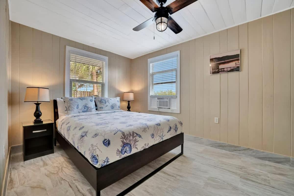 Stones Throw Beachside Bungalow #1 On The Beach クリアウォーター・ビーチ エクステリア 写真