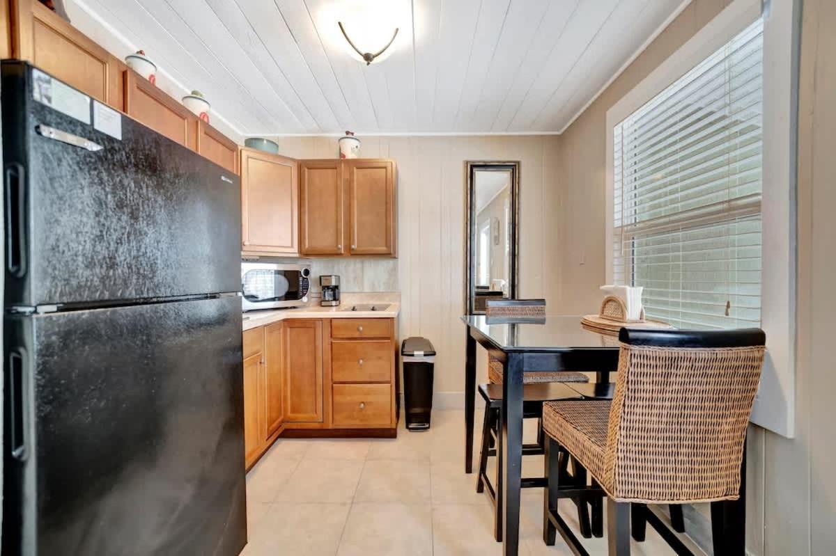 Stones Throw Beachside Bungalow #1 On The Beach クリアウォーター・ビーチ エクステリア 写真
