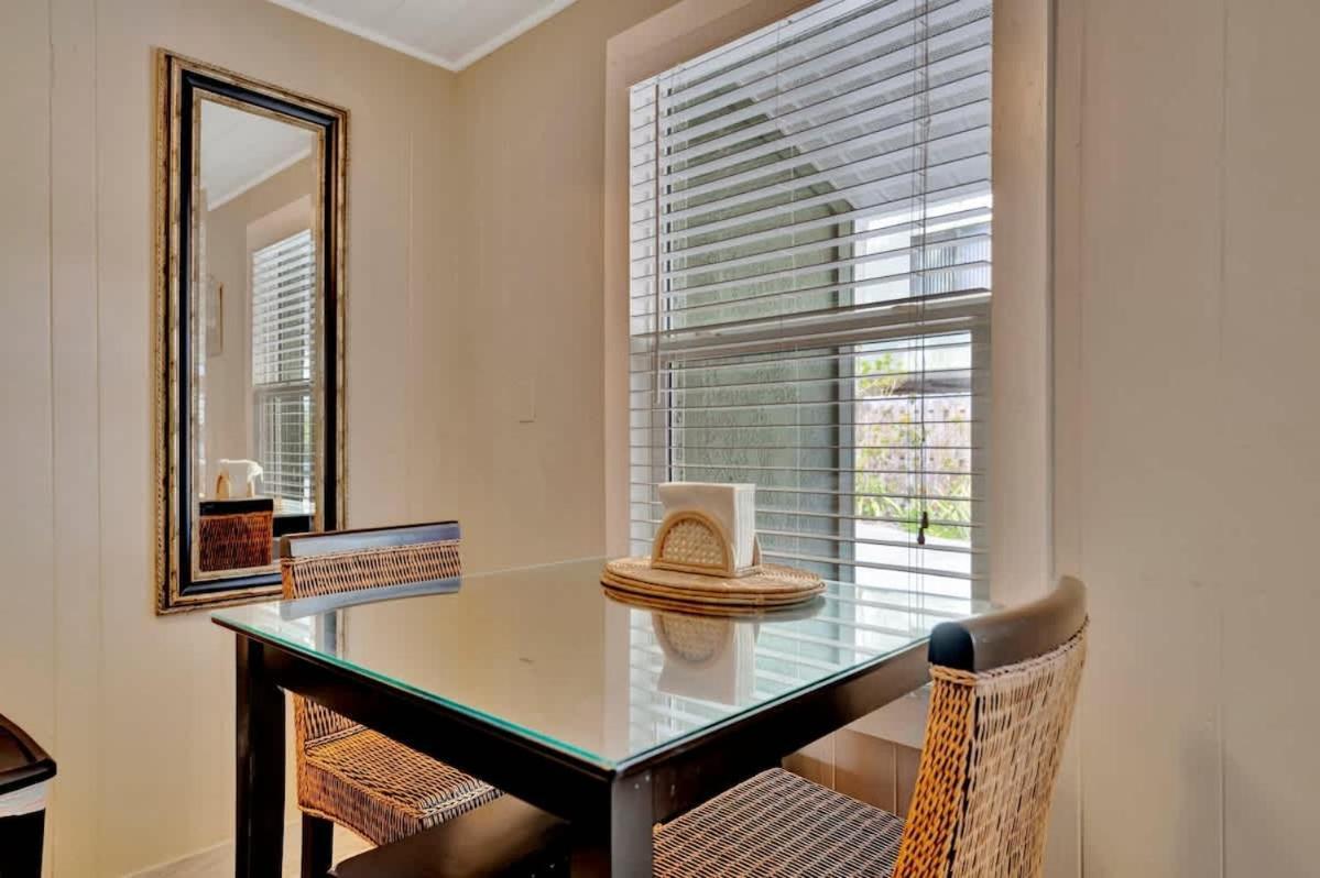 Stones Throw Beachside Bungalow #1 On The Beach クリアウォーター・ビーチ エクステリア 写真