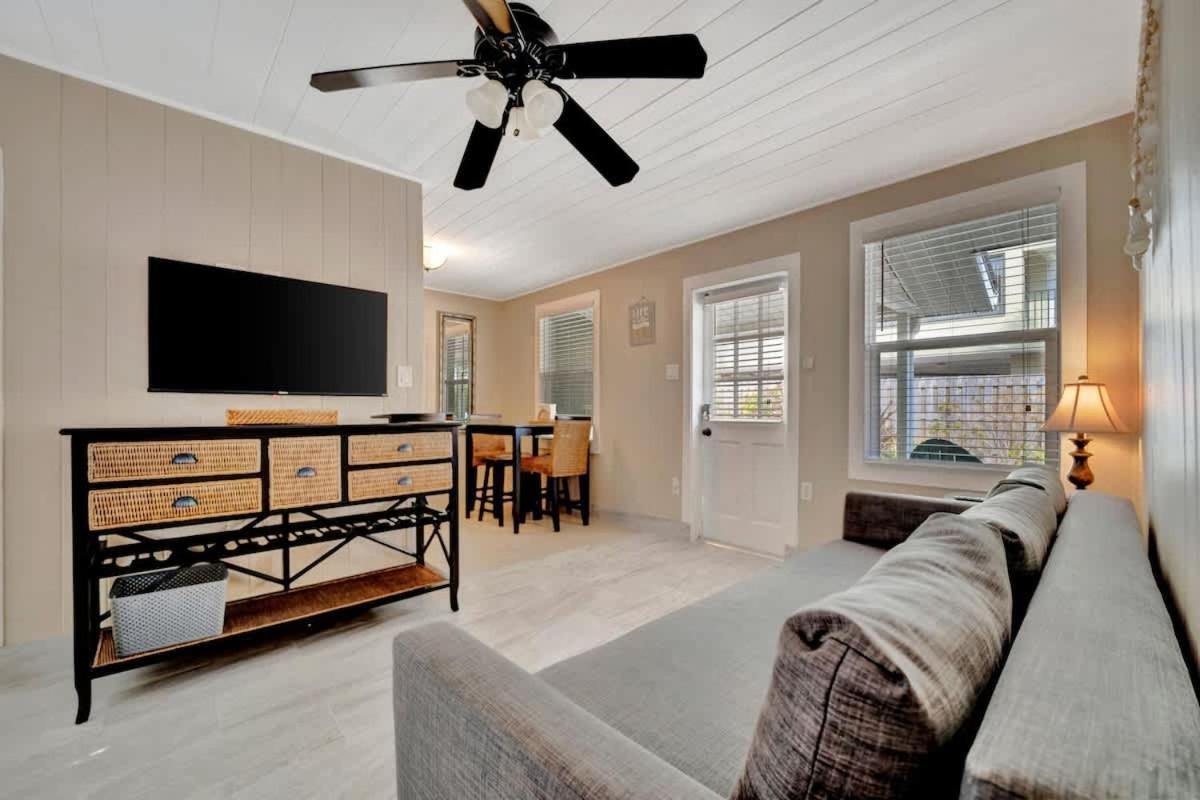 Stones Throw Beachside Bungalow #1 On The Beach クリアウォーター・ビーチ エクステリア 写真