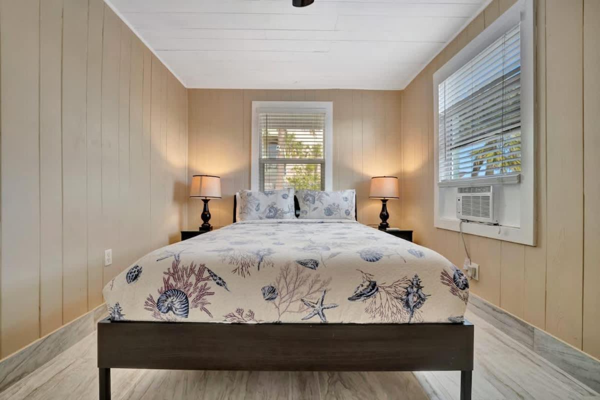 Stones Throw Beachside Bungalow #1 On The Beach クリアウォーター・ビーチ エクステリア 写真
