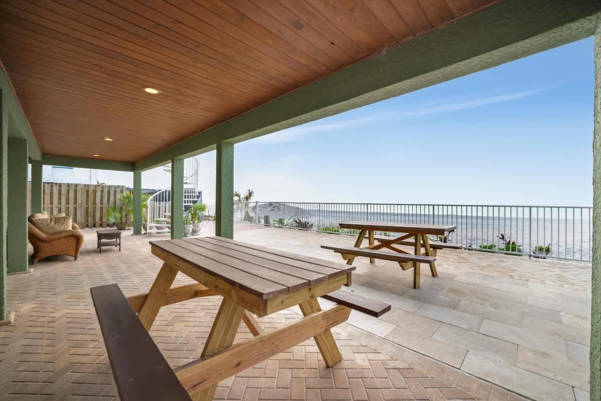 Stones Throw Beachside Bungalow #1 On The Beach クリアウォーター・ビーチ エクステリア 写真