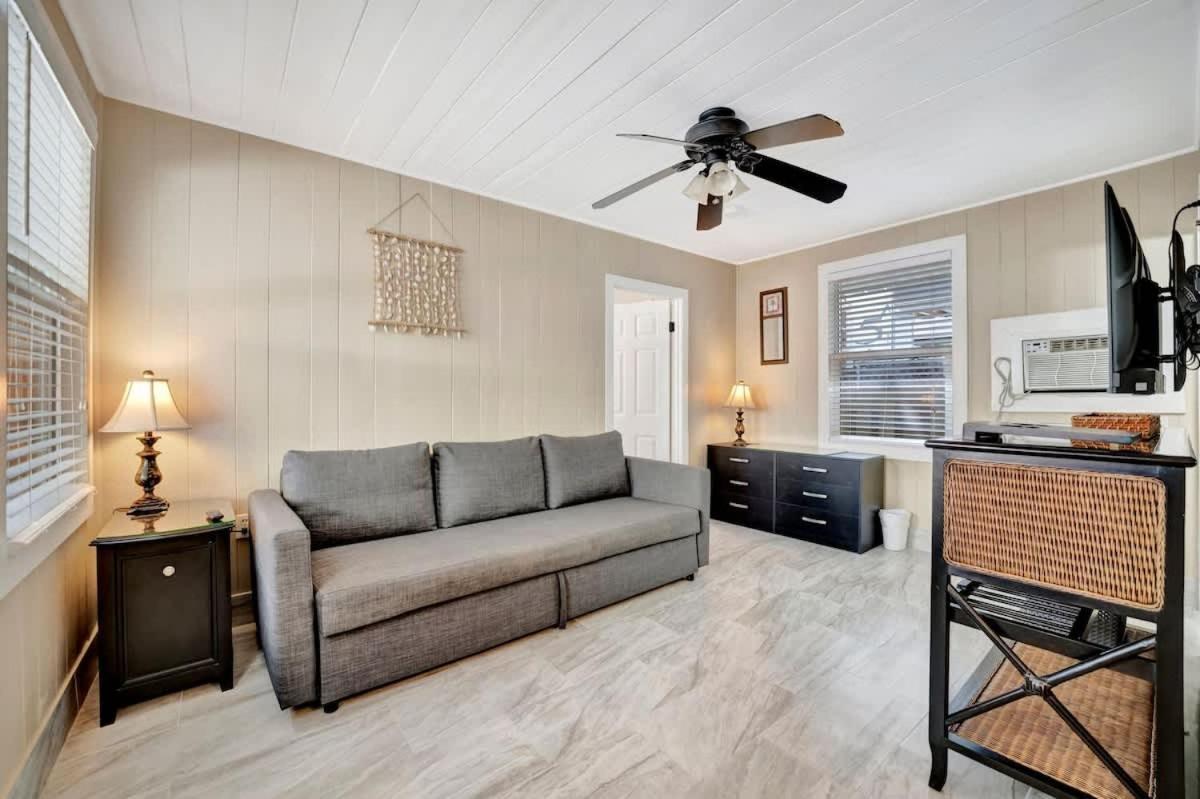 Stones Throw Beachside Bungalow #1 On The Beach クリアウォーター・ビーチ エクステリア 写真