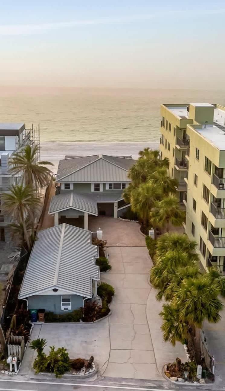 Stones Throw Beachside Bungalow #1 On The Beach クリアウォーター・ビーチ エクステリア 写真